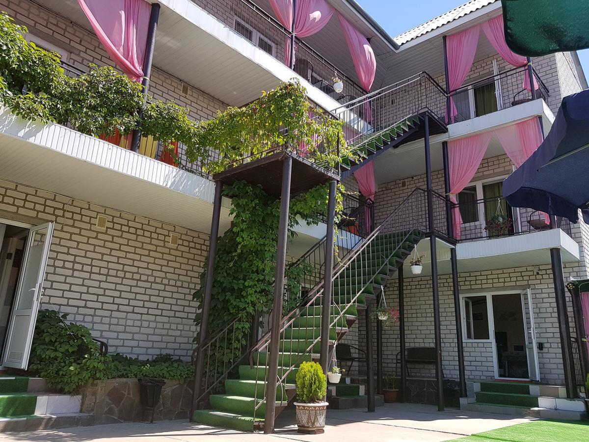 Hotel Flamingo Zaliznyy Port Exterior photo